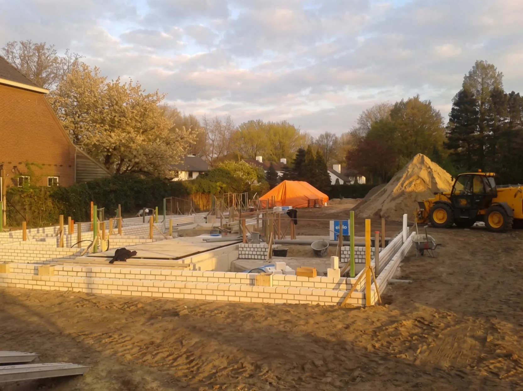 Bouwkavel aan de Berg in Nuenen met de fundering van een woonhuis